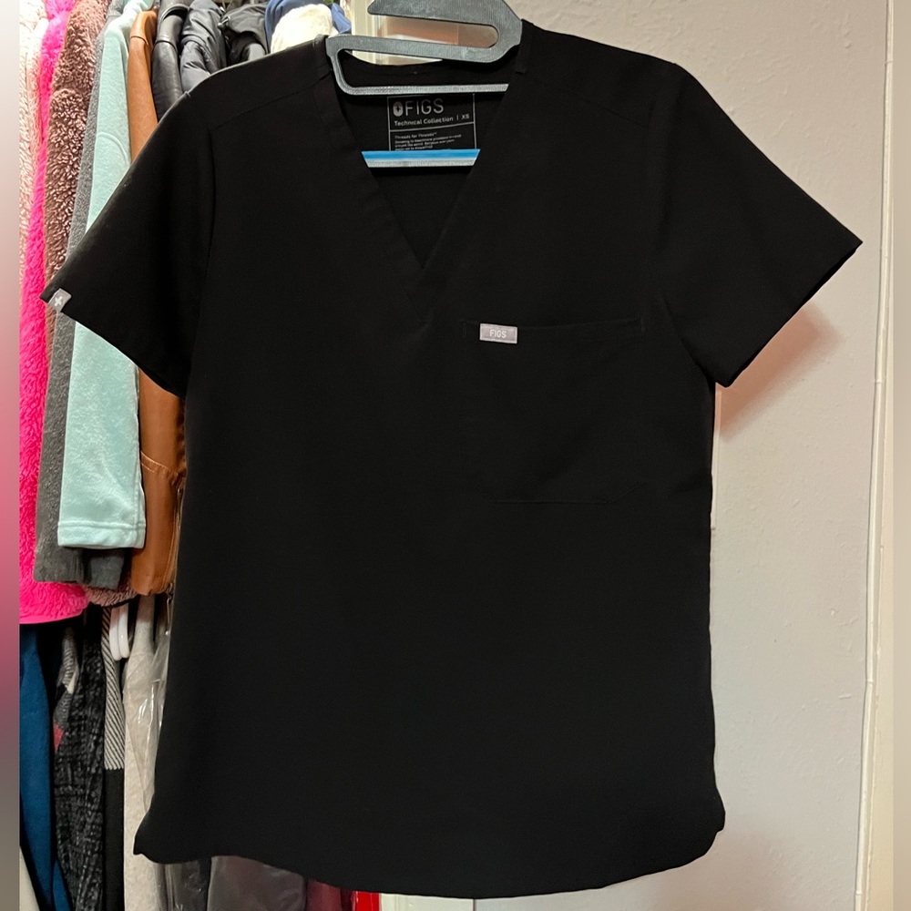 BLACK figs scrub top